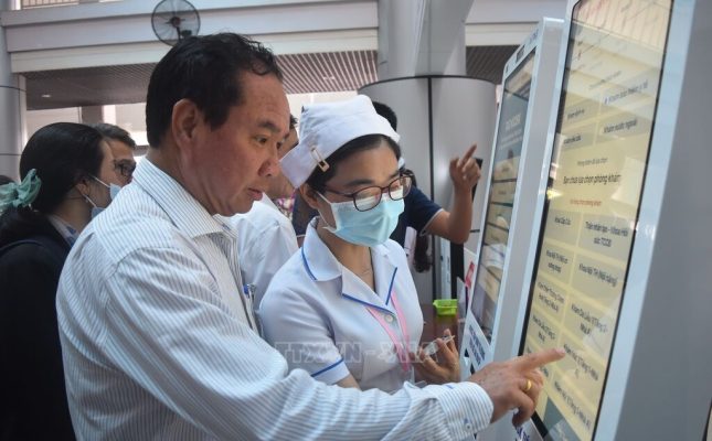 Hướng dẫn bệnh nhân đăng ký khám bệnh qua Kiosk y tế thông minh
