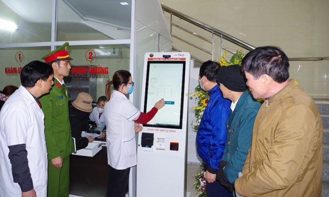 Người bệnh thắc mắc về cách sử dụng Kiosk y tế tự phục vụ
