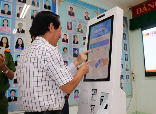 Khách hàng hài lòng khi được thử những tính năng của Kiosk