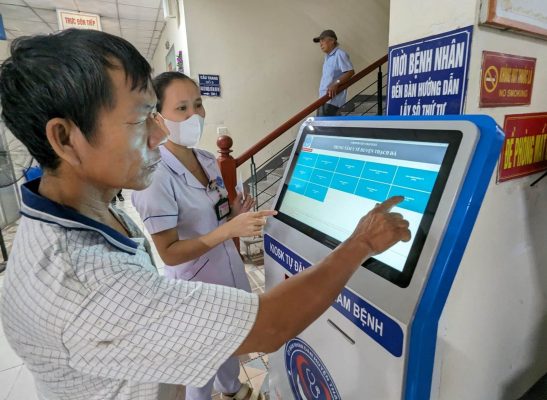 Hướng dẫn khách hàng sử dụng những đổi mới của Kiosk y tế tự phục vụ